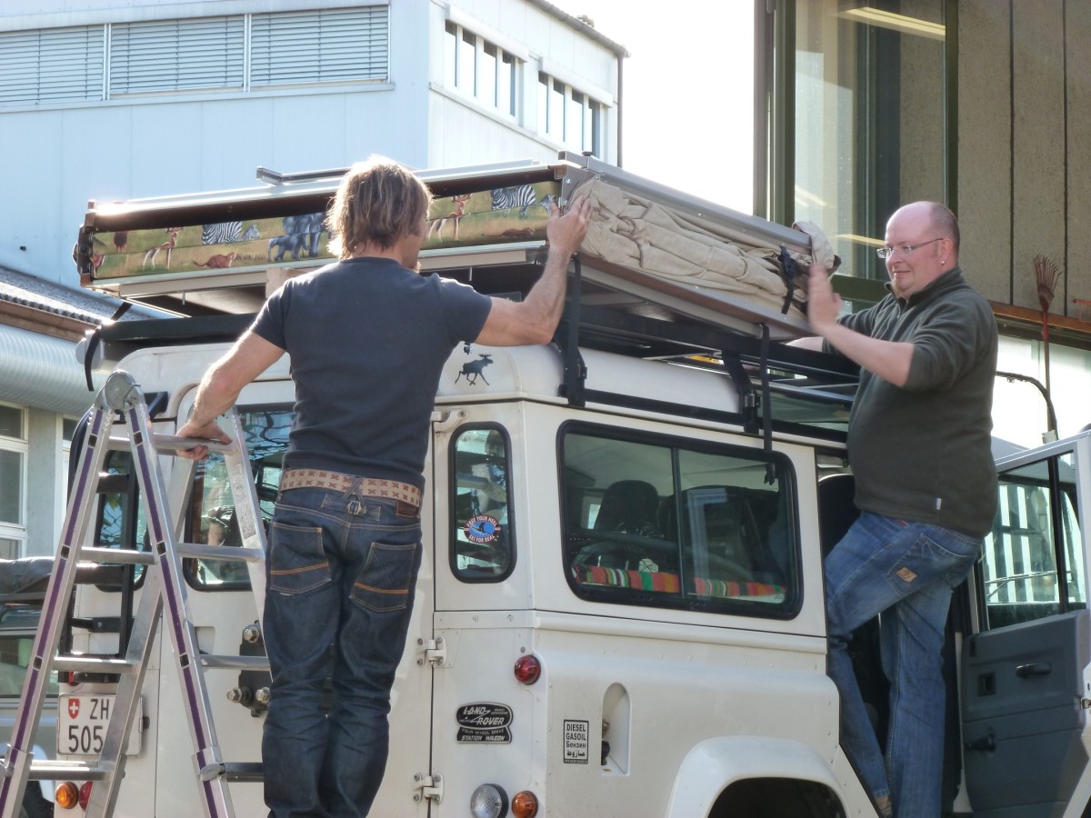 Montage eines Dachzeltes auf einem Landrover